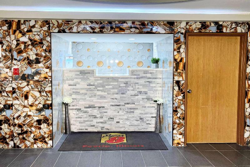 Super 8 by Wyndham Peoria image
