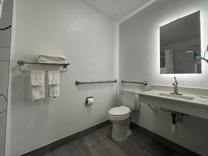 Super 8 by Wyndham Peoria image