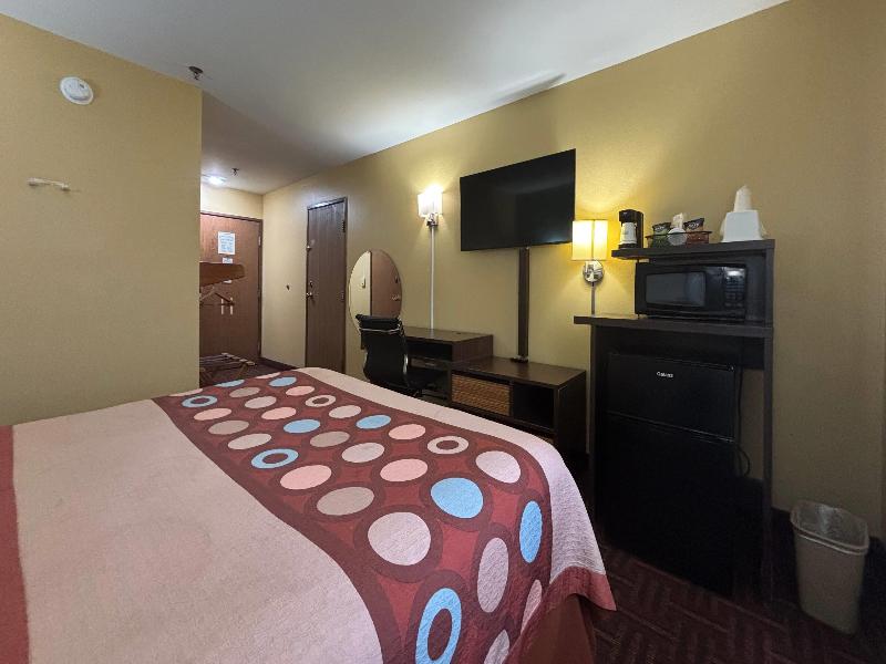 Super 8 by Wyndham Peoria image