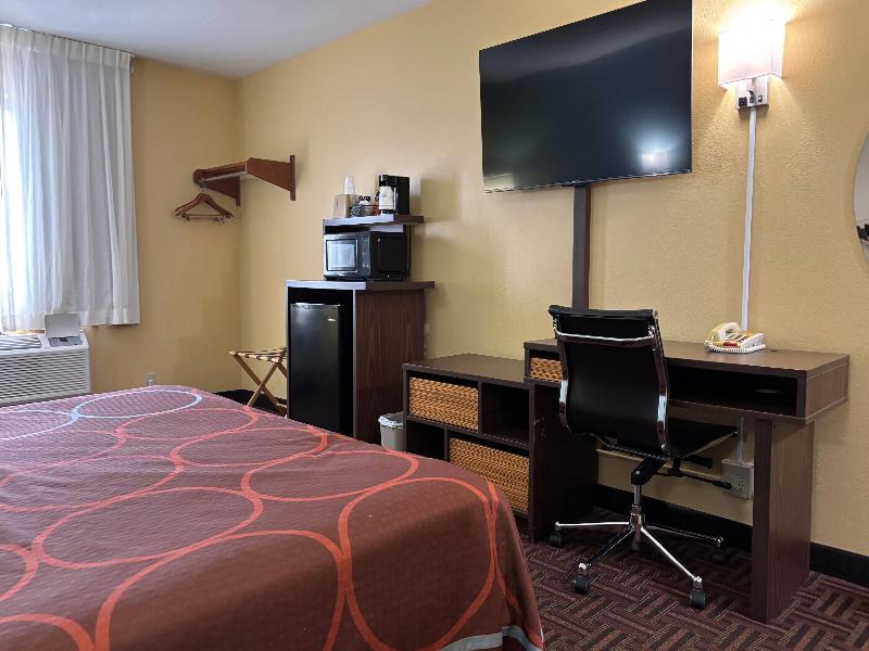 Super 8 by Wyndham Peoria image
