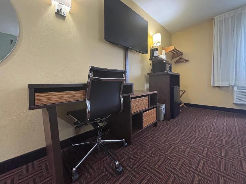Super 8 by Wyndham Peoria image