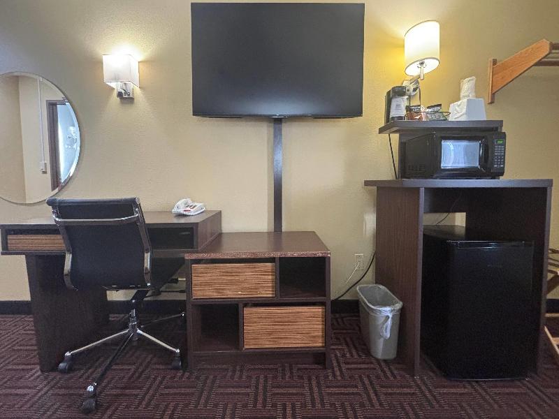 Super 8 by Wyndham Peoria image