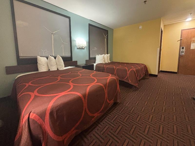 Super 8 by Wyndham Peoria image