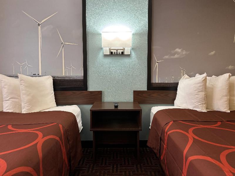 Super 8 by Wyndham Peoria image