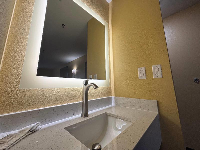 Super 8 by Wyndham Peoria image