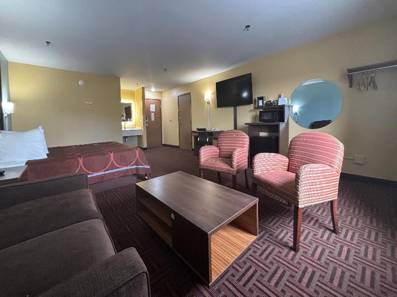 Super 8 by Wyndham Peoria image