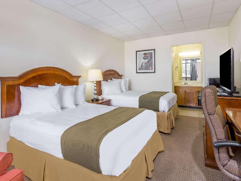 QUADRUPLE TWO DOUBLE BEDS SMOKING