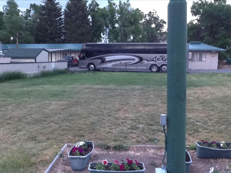 Silver Spur Motel Lander image