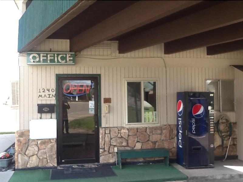 Silver Spur Motel Lander image