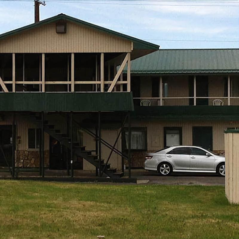 Silver Spur Motel Lander image