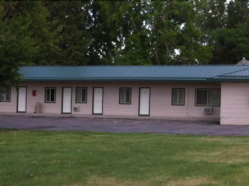 Silver Spur Motel Lander image