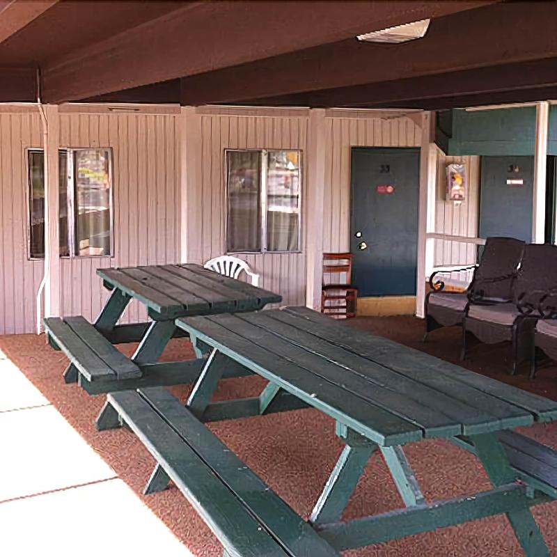 Silver Spur Motel Lander image
