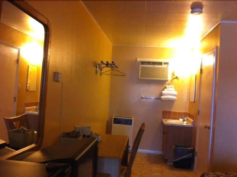 Silver Spur Motel Lander image 5