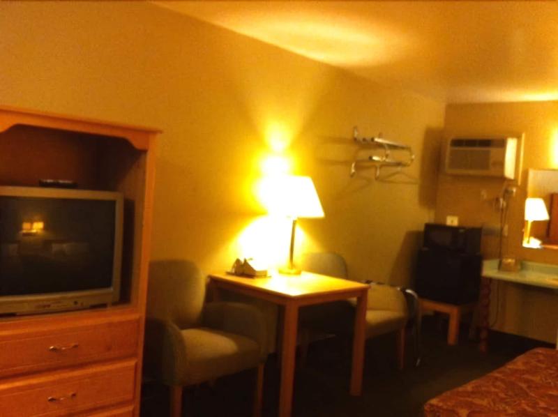Silver Spur Motel Lander image 2