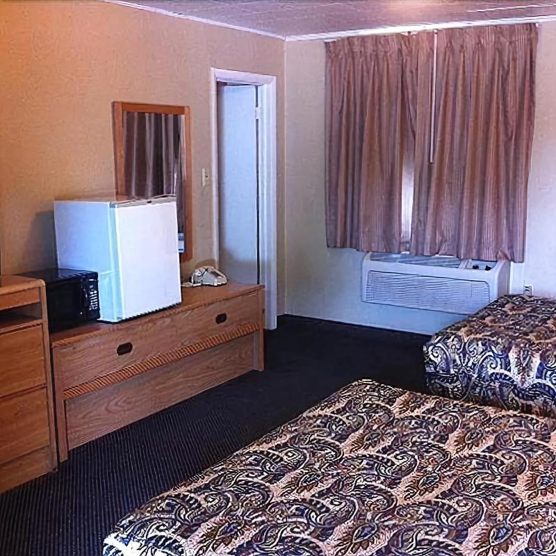 Silver Spur Motel Lander image