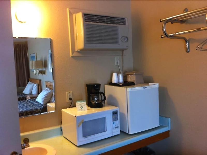 Silver Spur Motel Lander image