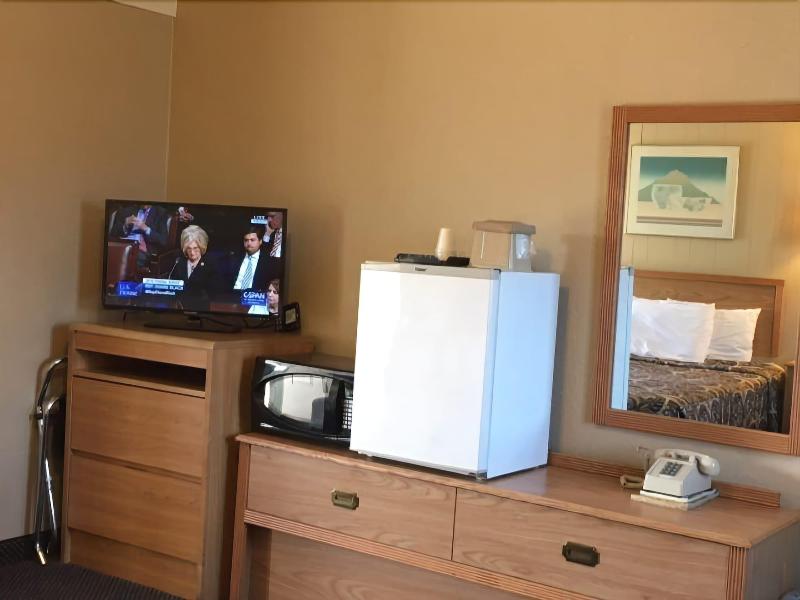 Silver Spur Motel Lander image