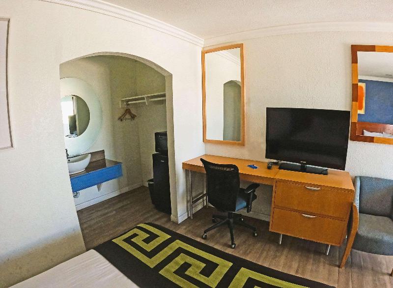 Rodeway Inn & Suites Ridgecrest image