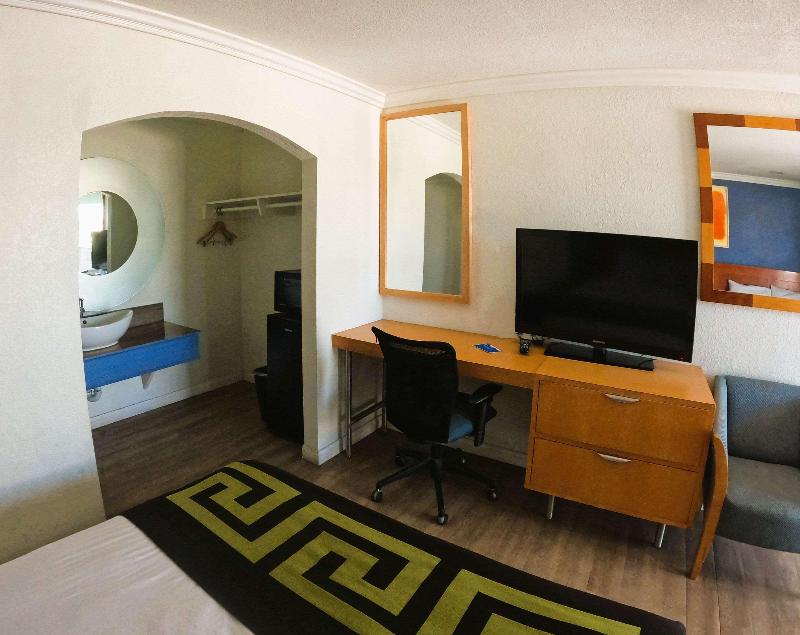 Rodeway Inn & Suites Ridgecrest image