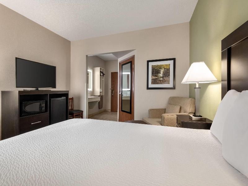 Baymont by Wyndham Rockford image