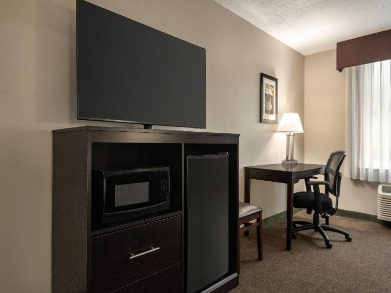 Baymont by Wyndham Rockford image
