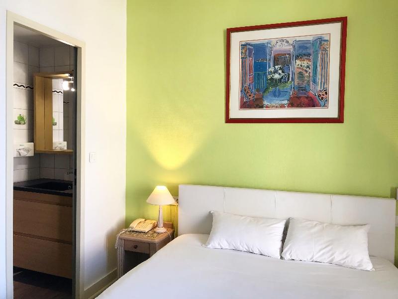 Brit Hotel Aux Sacres Reims Centre image