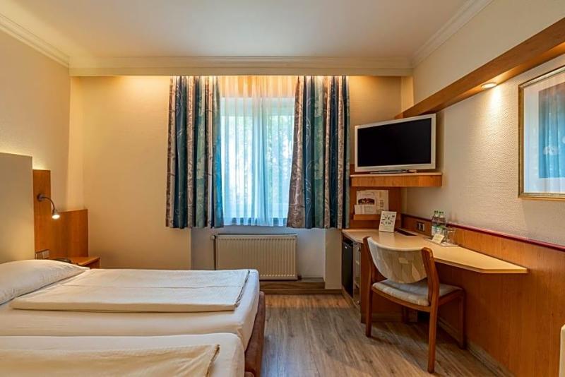 Parkhotel Crombach image