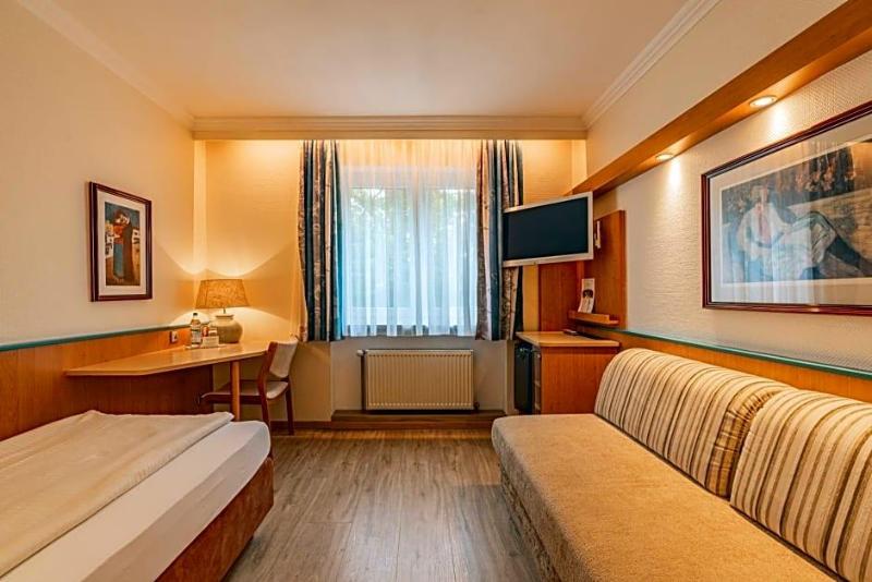 Parkhotel Crombach image