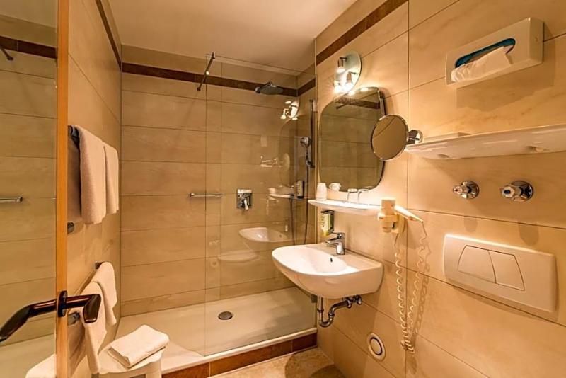 Parkhotel Crombach image