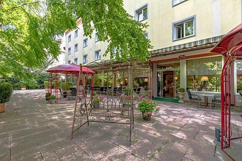 Parkhotel Crombach image