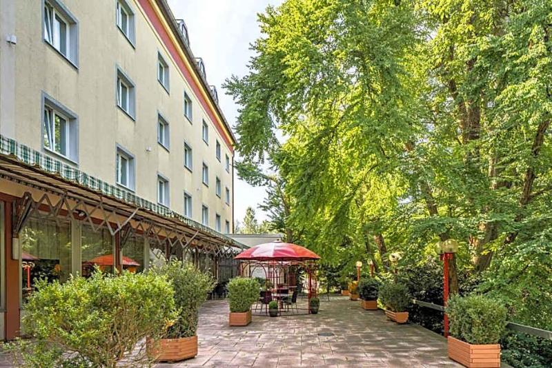 Parkhotel Crombach image
