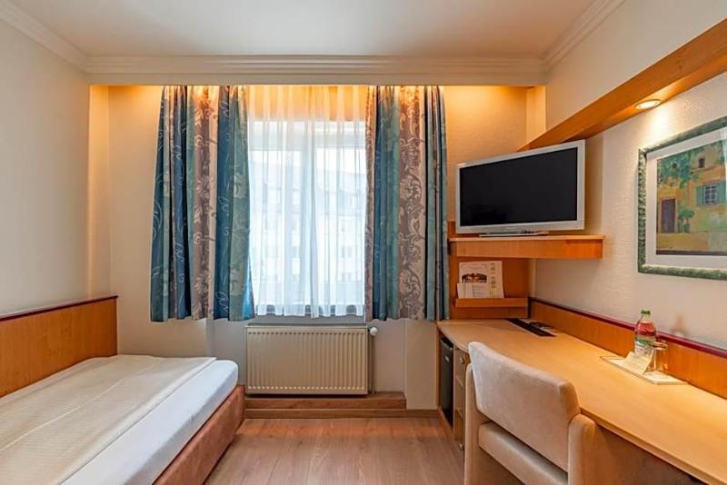 Parkhotel Crombach image