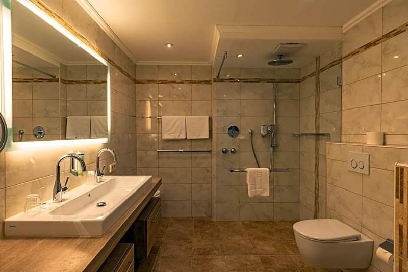 Parkhotel Crombach image