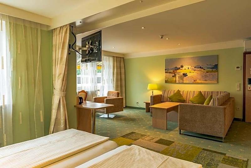 Parkhotel Crombach image