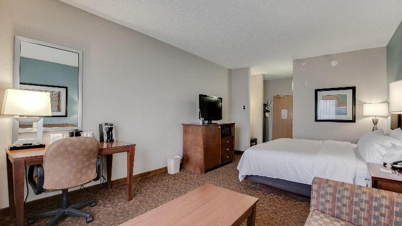 Holiday Inn Express & Suites St. Cloud image