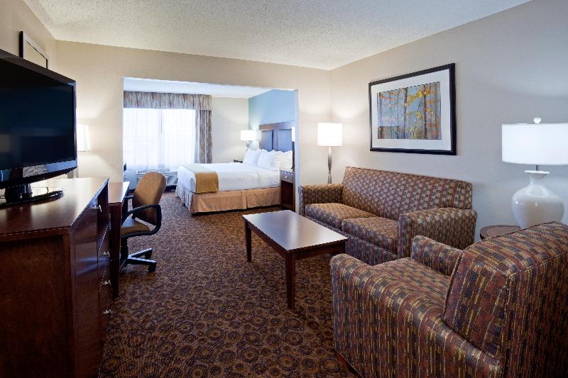Holiday Inn Express & Suites St. Cloud image