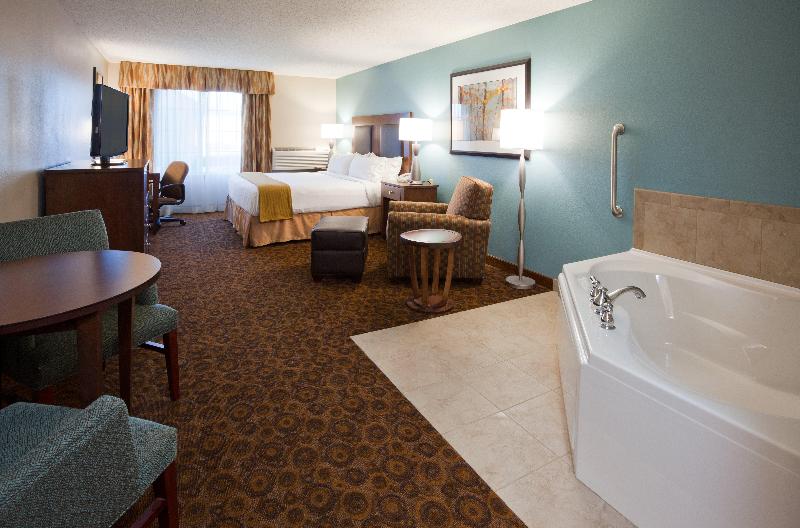 Holiday Inn Express & Suites St. Cloud image