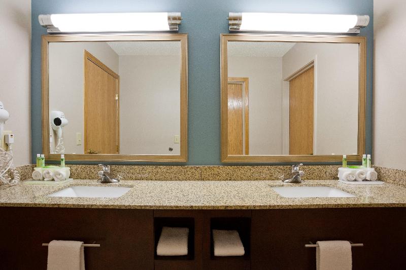 Holiday Inn Express & Suites St. Cloud image