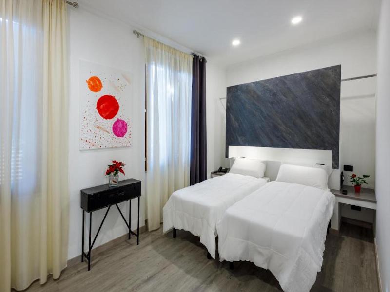 Crossroad Hotel image