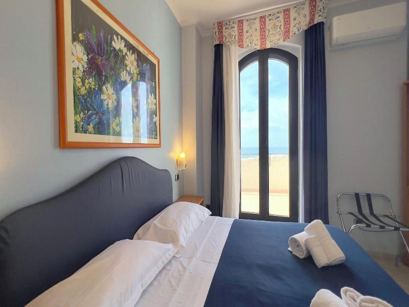 Bajamar Beach Hotel image