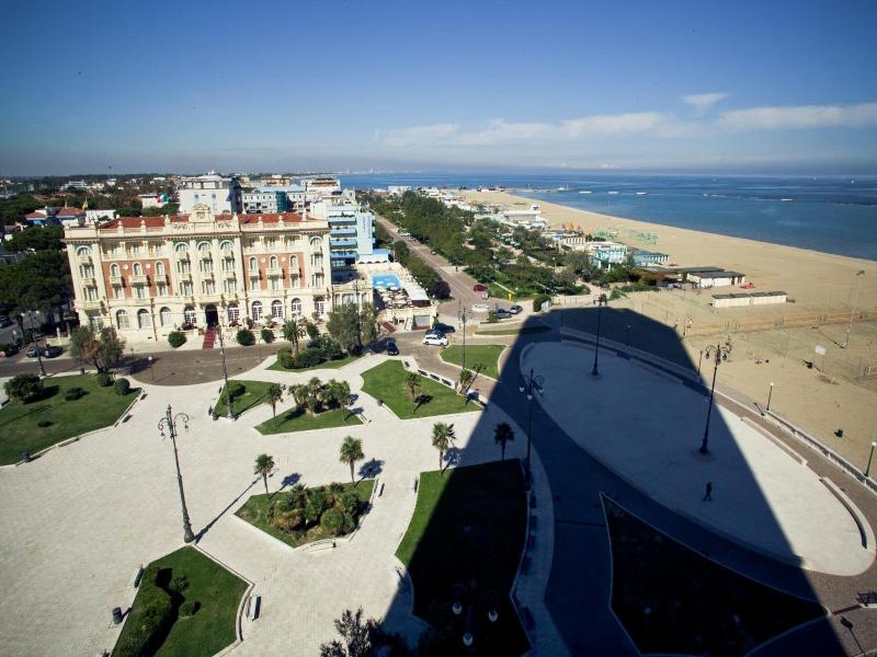 Grand Hotel image