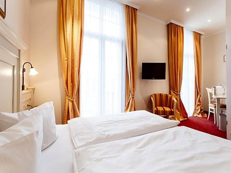 Romantikhotel Zur Sonne image