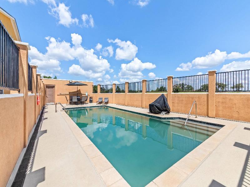 Days Inn By Wyndham Rockdale Texas image