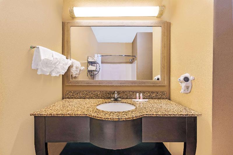 Days Inn By Wyndham Rockdale Texas image