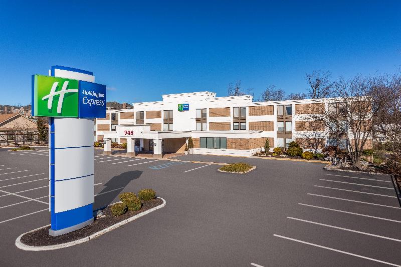 Holiday Inn Express Ramsey-Mahwah image