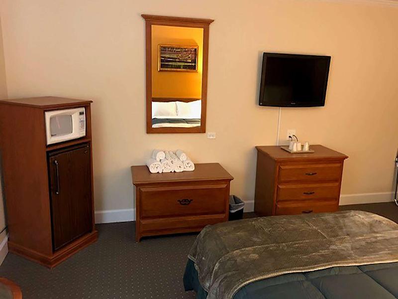Howard Johnson By Wyndham Ridgecrest Ca image