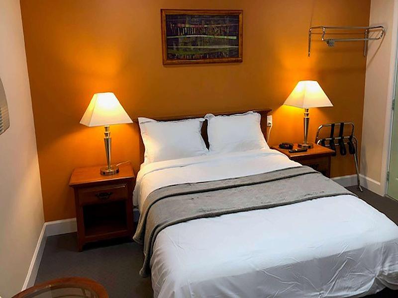 Howard Johnson By Wyndham Ridgecrest Ca image