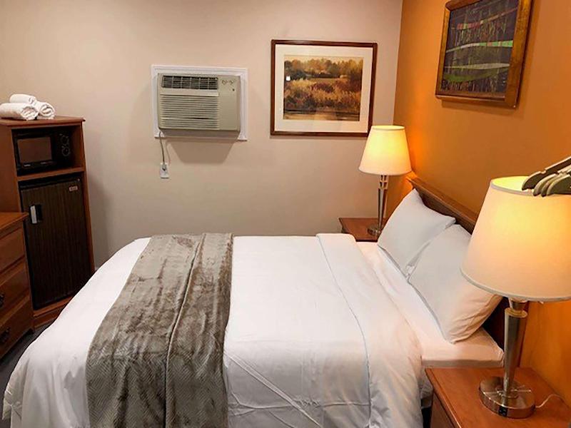 Howard Johnson By Wyndham Ridgecrest Ca image