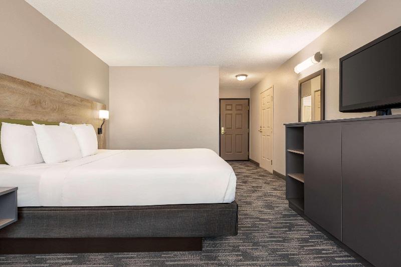 Country Inn & Suites By Radisson St. Cloud East Mn image