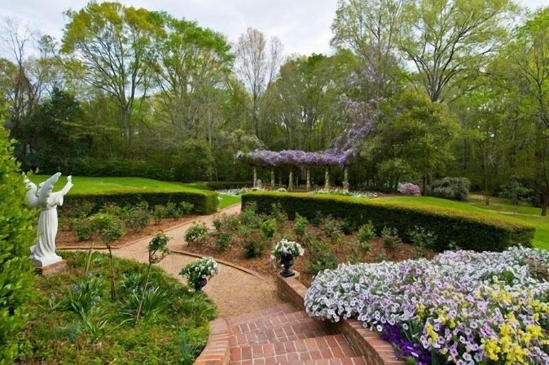 Monmouth Historic Inn & Gardens image